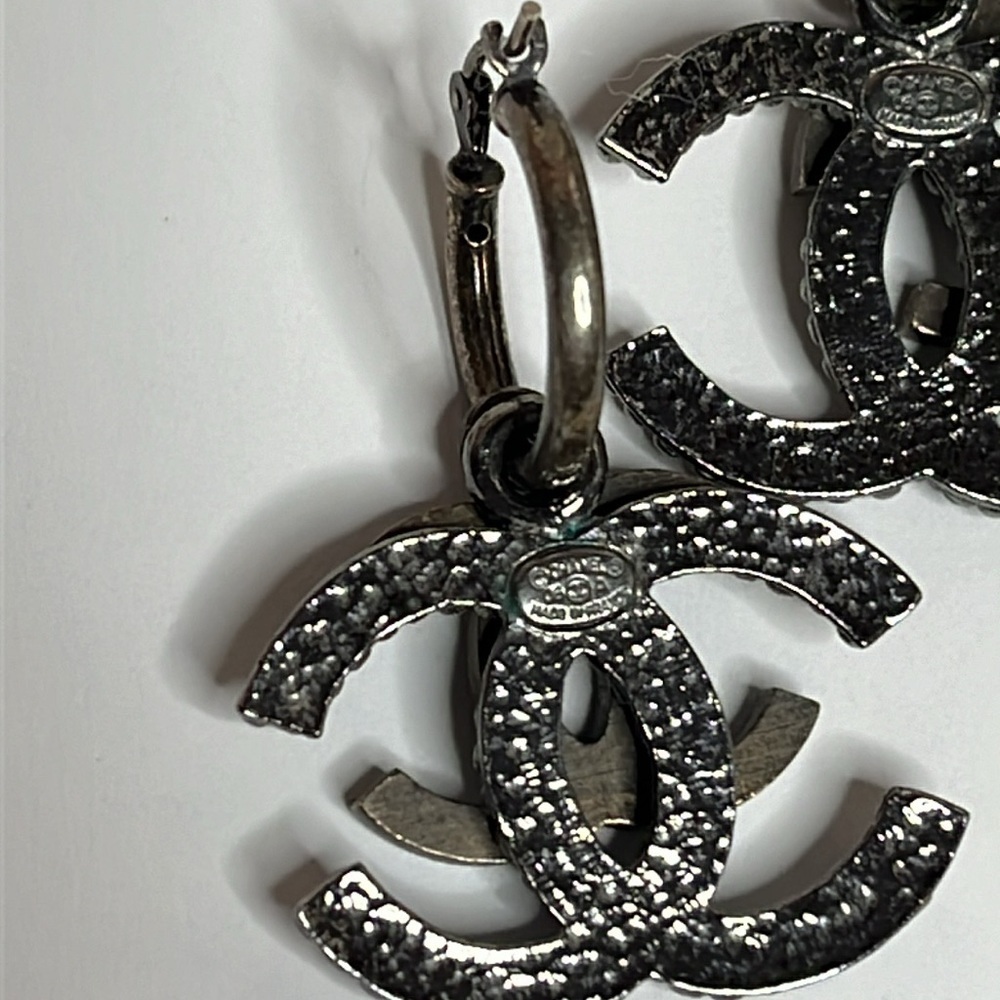 CHANEL VINTAGE METAL EARRINGS - Picture 4 of 9